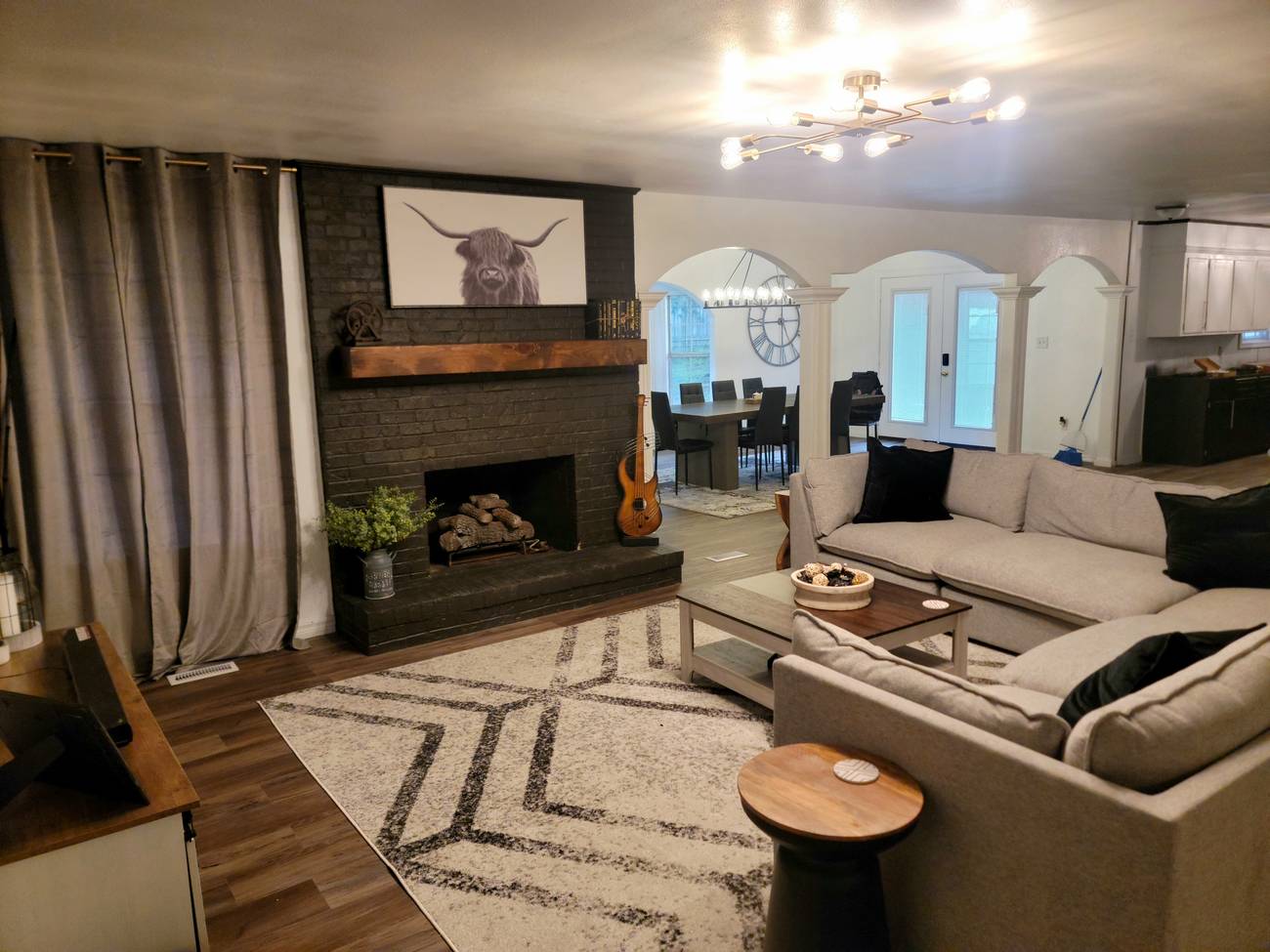 Living room with fireplace at Hope's Bridge